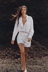 Shorts de jean tiro alto con diseño mom fit, cinco bolsillos y cierre frontal con cremallera y botón.