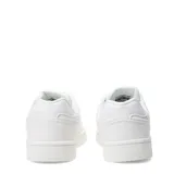 Championes urbanos Umbro modelo Milo, color blanco, con diseño clásico de caña baja, cordones al tono y logo de la marca en el lateral.
