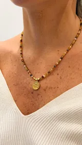 Collar de cuentas de cristal checo en tonos tierra y hematita dorada, con dije central de acero en forma de árbol de la vida.