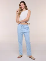 Pantalón de algodón color beige de corte recto, con pretina elastizada, cordón de ajuste y bolsillos laterales.