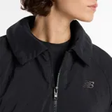 Campera bomber acolchada de color negro, con cuello camisero, cierre frontal de cremallera completa, mangas raglán y cintura elástica. Presenta bolsillos laterales ribeteados y el logotipo de la marca bordado en tono sobre tono en el pecho.