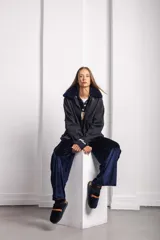 Pantalón cargo azul marino de terciopelo con corte holgado.