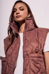 Chaleco acolchado color marrón con cierre frontal y bolsillos laterales.