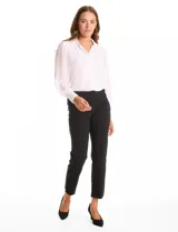 Pantalón de corte entallado y largo cropped, confeccionado en tejido con elasticidad técnica resistente a las arrugas. Presenta una pretina ancha y plana para un ajuste cómodo, bolsillos simulados en el frente y en la parte posterior, y pequeñas aberturas laterales en el ruedo.