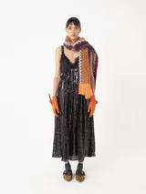 Vestido largo negro con lentejuelas y detalles de encaje, con tirantes finos y escote en V.