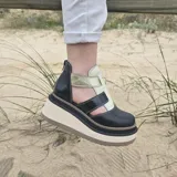 Zapatos de cuero con plataforma alta en tonos marrones y beige, diseño de tiras cruzadas en el empeine y laterales abiertos.