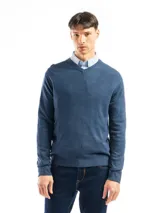 Buzo tejido de punto con cuello en V, de manga larga y calce regular. Presenta puños y ruedo acanalados.