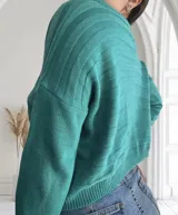 Sweater tejido de punto color verde agua, con cuello redondo y mangas largas.