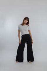 Pantalón jean wide leg de tiro alto, color azul claro, con diseño amplio y fluido en las piernas, bolsillos delanteros y traseros.