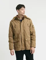 Campera de abrigo estilo parka, color verde oscuro, con capucha desmontable, cierre frontal con botones y cremallera, múltiples bolsillos frontales y en la manga.