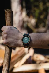 Reloj de pulsera Chenaut modelo Émeraude d’Ébène, con caja y malla de madera de ébano y nogal. Esfera verde esmeralda con segundero pequeño. Cristal Hardlex y movimiento de cuarzo. Resistente al agua (3 ATM).