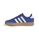 Championes Adidas modelo Barreda, de diseño urbano en color azul con las icónicas tres tiras en blanco y amarillo. Presenta una suela de goma color caramelo y detalles en blanco en el talón.