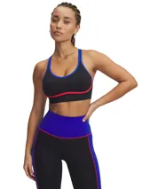 Sujetador deportivo de soporte medio con diseño de espalda cruzada. Presenta una base negra con detalles en azul y costuras en rojo, confeccionado en tejido elástico de alto rendimiento con tecnología de secado rápido y control de olores.