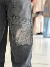 Pantalón de jean baggy color celeste claro, de corte ancho y estilo urbano.