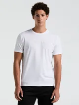 Remera blanca de algodón con logo de la marca en relieve en el frente, cuello redondo y corte slim fit.