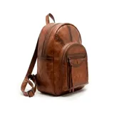 Mochila cartera Korium Vera de cuero sintético en color marrón, con diseño estructurado, bolsillo frontal con cierre y tachas decorativas en la parte superior.