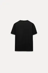 Camiseta rosa de algodón, de corte recto, cuello redondo y manga corta.