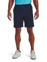 Bermuda azul marino Under Armour Drive Short, confeccionada en tejido de sarga elástico con tecnología repelente al agua. Presenta diseño de frente plano con cuatro bolsillos y cintura elástica con agarre interno.