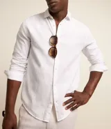 Camisa de manga larga Marfinno con cuello camisero y cierre frontal de botones. Confeccionada en tejido plano de lino y algodón.