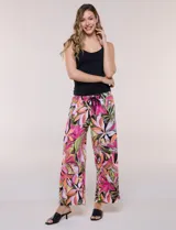 Pantalón estampado de caída fluida y calce relajado, con cintura alta elastizada, cordón ajustable con punteras metálicas y pierna de corte ancho.