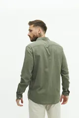 Camisa de manga larga color beige claro, confeccionada en una mezcla de lino y algodón. Presenta un corte semi slim, cuello camisero y un pequeño logo bordado en el pecho.