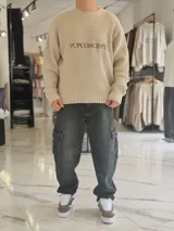 Pantalón cargo de jean gris con efecto acid wash, corte holgado, bolsillos laterales en las piernas y costuras reforzadas.