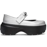 Zuecos Crocs modelo Stomp Metallic Mary Jane, color gris plateado con plataforma negra y correa con detalle de tachas piramidales.