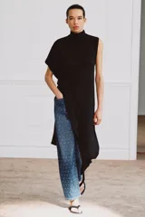 Jeans de tiro medio con corte tapered y largo al tobillo. Presenta un diseño de cinco bolsillos, cierre frontal con cremallera y botón, y un estampado de lunares a contraste sobre un tejido denim con efecto lavado.