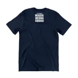 Remera negra de manga corta con estampa frontal blanca que presenta una calavera rodeada por una corona de hojas y una hoja de cannabis en la parte superior.