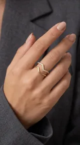 Anillo doble de acero con baño de oro, compuesto por una banda lisa y una banda en forma de V engastada con circonias.
