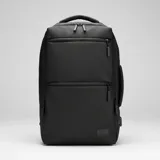 Mochila de viaje color negro con múltiples compartimentos, bolsillos frontales con cierre, puerto USB integrado y diseño resistente al agua.
