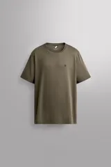 Remera Zara Athleticz de corte relaxed fit, confeccionada en tejido técnico fluido y ligero, en color verde militar. Presenta cuello redondo, manga corta y pequeño estampado a contraste en el pecho.