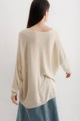 Sweater color beige de tejido de punto con lurex, de corte holgado y mangas largas.