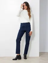 Jegging blanco de algodón elastizado con pretina ancha elastizada, bolsillos delanteros simulados y bolsillos traseros aplicados.