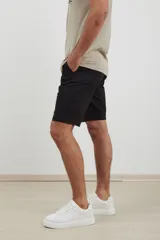 Bermuda de gabardina color tostado, con corte recto, bolsillos laterales y cierre frontal con botón.