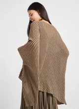 Kimono de tejido fino a rayas horizontales color negro y beige, con mangas 3/4 y terminaciones en color ocre.