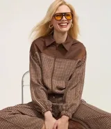 Pantalón recto de sastrería con cintura elástica y estampado de cuadros en tonos marrón y beige.