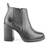 Bota de cuero negra con elástico lateral, caña baja, taco cuadrado y suela track.