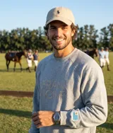 Buzo gris de calce oversize con cuello redondo y mangas largas. Presenta el logo de la marca bordado en el frente y un parche con la bandera de Uruguay en la manga izquierda.