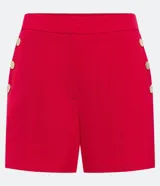 Bermuda de crepé color rojo con cintura alta y detalles de botones dorados en los laterales.