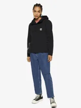 Campera tipo pullover Carhartt con capucha ajustable, cierre frontal parcial con cremallera y bolsillo canguro delantero. Confeccionada en nylon resistente al agua, presenta el logo de la marca bordado en el pecho.
