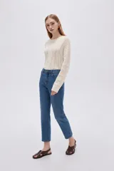 Pantalón jean gris oscuro de corte slim fit y tiro alto, con diseño clásico de cinco bolsillos.