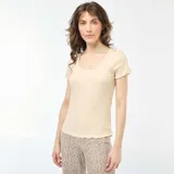 Camiseta color beige de punto canalé, con cuello redondo y mangas cortas con volados.