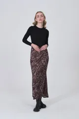 Falda larga de corte recto con estampado animal print en tonos marrones y negros. Confeccionada en tejido ligero y fluido.