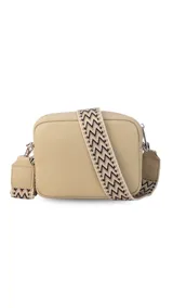 Bandolera de símil cuero color verde oliva, con diseño de dos compartimentos con cierre y correa ajustable de tela con patrón geométrico.