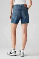 Short de jean de tiro alto, corte holgado y largo a la rodilla.