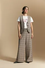 Pantalón de tiro alto con diseño a cuadros, corte wide leg y silueta amplia de caída fluida.