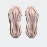 Championes de running Asics Novablast 5, color rosado con suela de plataforma geométrica en tono más oscuro. Presentan capellada de malla jacquard transpirable y sistema de amortiguación FF BLAST MAX.