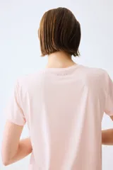 Remera de deporte DryMove de color rosado claro, con cuello redondo y mangas cortas.