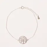 Pulsera de plata con dije circular calado del árbol de la vida, adornado con pequeñas circonias. Cuenta con cadena de eslabones finos, cierre de mosquetón y cadena de extensión con dije en forma de gota.